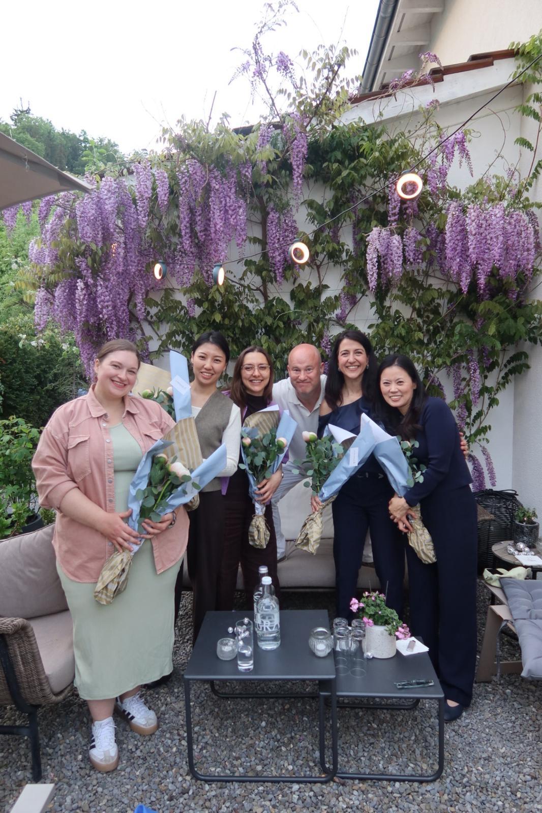 Diva-sitas im Garten mit Blumensträussen